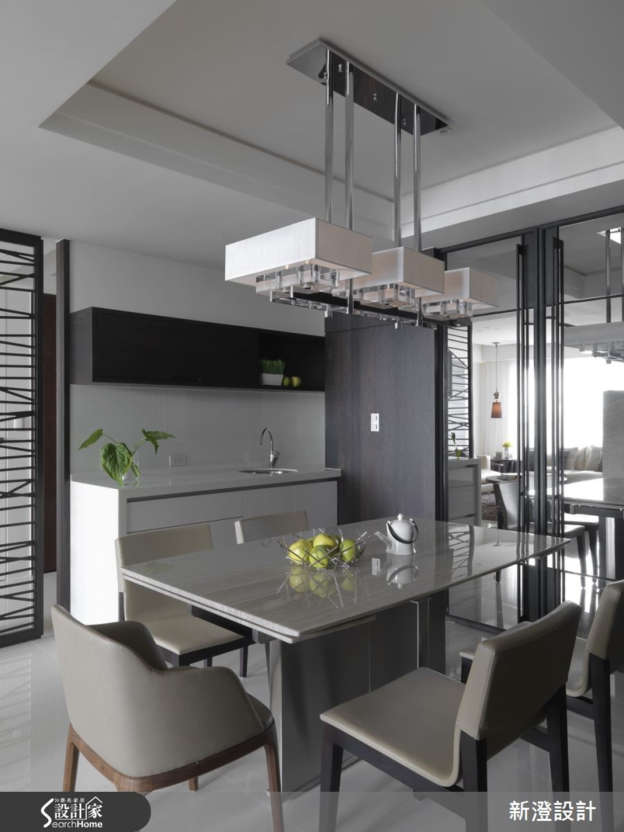 進入屋內，色澤溫樸的牆面在進門後即開啟第一眼的舒適